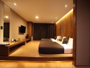 Hotel Rich في غويانغ: غرفة في الفندق مع سرير ومكتب