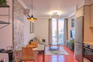 a kitchen and living room with a table and chairs at O Pisiño de Corrubedo by Serendipia Turismo in Corrubedo