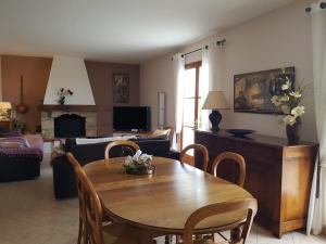 un salon avec une table et un canapé dans l'établissement Maison avec piscine entre mer et montagne, à Muro