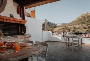 une salle à manger avec une table, des chaises et une cheminée dans l'établissement Chaniotis Home, In the heart of Kinidaros, à Kinídharos
