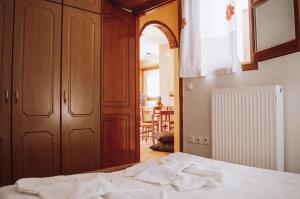 - une chambre avec un lit et une porte menant à une salle à manger dans l'établissement Chaniotis Home, In the heart of Kinidaros, à Kinídharos