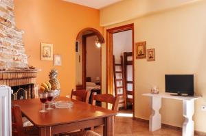 A television and/or entertainment centre at Chaniotis Home, In the heart of Kinidaros