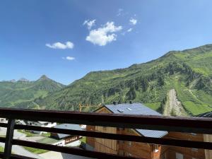 einen Balkon mit Bergblick in der Unterkunft Appartement Bellevue in Damüls