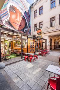 Reštaurácia alebo iné gastronomické zariadenie v ubytovaní Ace of Spades Gozsdu