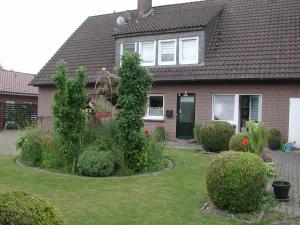 Ein Haus mit einem Haufen Pflanzen im Hof. in der Unterkunft Ferienwohnung Schmidt in Friesoythe