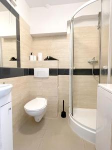 a bathroom with a toilet and a shower at 09 Gdynia Centrum - Apartament Mieszkanie dla 2 os in Gdynia