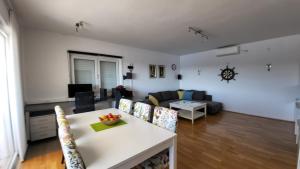 een woonkamer met een bank en een tafel bij Truly Mediterranean Apartment "Spark" in Korčula