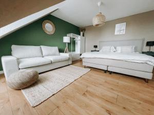 Luga Homes - Rosental في لايبزيغ: غرفة نوم بسرير ابيض واريكة