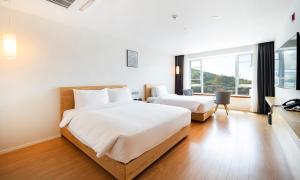 Postel nebo postele na pokoji v ubytování Yeosu Hotel Haven