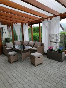 eine Terrasse mit einem Tisch und Stühlen auf einer Terrasse in der Unterkunft Domček Michaela in Zuberec