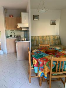 cocina con mesa y sofá en una habitación en Les Goêlands 3 - RDC Appt 1- Port plage rive ouest, en Frontignan