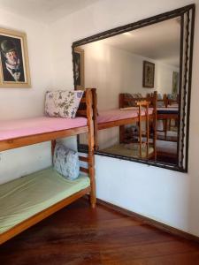 Łóżko lub łóżka piętrowe w pokoju w obiekcie Aloha hostel cabo frio