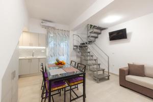 Televízia a/alebo spoločenská miestnosť v ubytovaní Magdalenia's cozy apartments