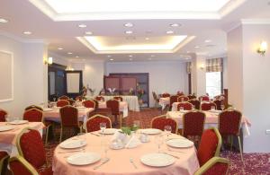 a dining room with tables and chairs and tablesktop at Yazicilar Hotel in Masukiye