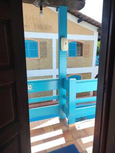 una puerta a una casa con una valla azul y blanca en Aloha hostel cabo frio en Cabo Frío