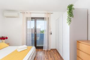 En eller flere senge i et værelse på House Serenity + 23 billeder