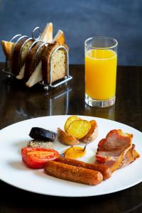 Makanan di atau di tempat lain dekat hotel