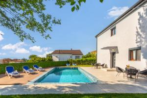 Swimmingpoolen hos eller tæt på House Serenity