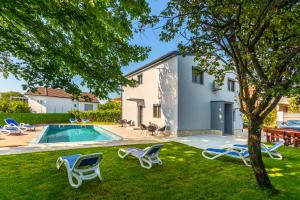 Swimmingpoolen hos eller tæt på House Serenity