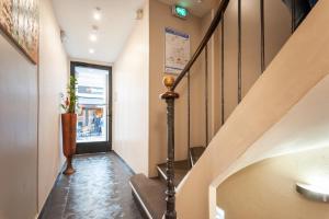 戛纳Hotel l'Hotera的有楼梯的走廊和楼梯间