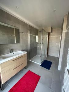 y baño con ducha, lavabo y bañera. en Appartement rénové, terrasse vue mer en Cagnes-sur-Mer