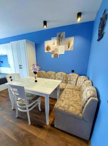 sala de estar con mesa y sofá en Zara Apartment, en Gorna Oryakhovitsa