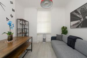 a living room with a couch and a table at Tower Bridge(TB1) Exclusive Two bedroom apartment in London