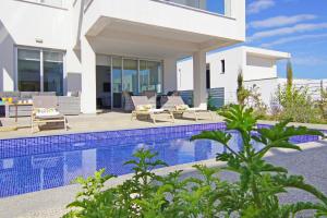 eine Villa mit Swimmingpool und ein Haus in der Unterkunft Villa Amelia in Paralimni