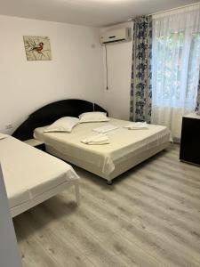 מיטה או מיטות בחדר ב-Vila Iris Mamaia Nord