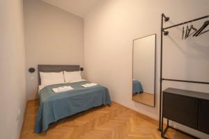 A bed or beds in a room at josef's home I Premium Suite I Quiet & Central