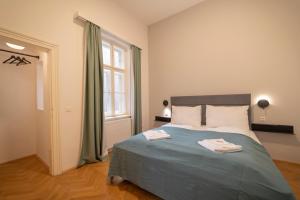 A bed or beds in a room at josef's home I Premium Suite I Quiet & Central