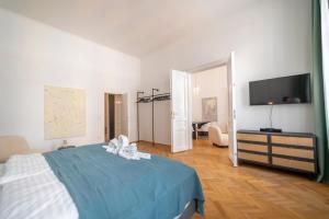 A bed or beds in a room at josef's home I Premium Suite I Quiet & Central