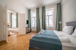 un dormitorio con una cama grande con un gato sentado en ella en Joseph I levestate, en Viena