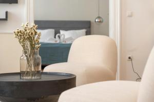 A bed or beds in a room at josef's home I Premium Suite I Quiet & Central
