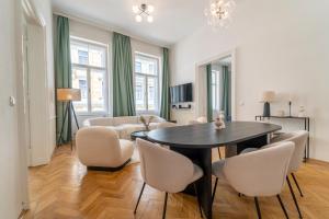 A television and/or entertainment centre at josef's home I Premium Suite I Quiet & Central