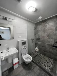 A bathroom at Vila Iris Mamaia Nord