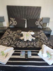 Un dormitorio con una cama con un edredón blanco y negro. en Mardi Gras Hotel, en Blackpool 44 fotos más