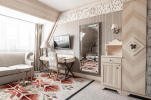 Televízia a/alebo spoločenská miestnosť v ubytovaní Aries Hotel & SPA Zakopane