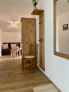 Habitación con puerta de madera y silla en Heissgut, en Altenmarkt im Pongau