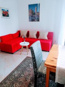 - un canapé rouge dans le salon avec une table dans l'établissement Villa Maslina, à Zadar
