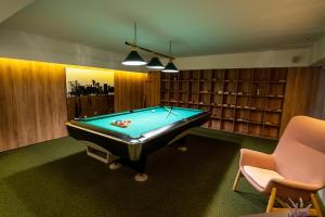 una sala de billar con una mesa de billar y estanterías en Complex Hotelier COTA O MIE, en Sinaia