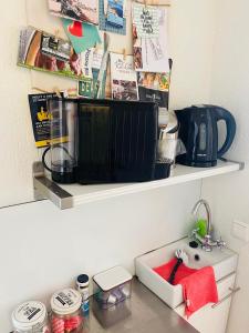 encimera de cocina con cafetera en un estante en Appartement Kwaak, en Zandvoort