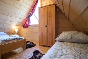Łóżko lub łóżka w pokoju w obiekcie Bajkowa Osada Murzasichle domek z jacuzzi