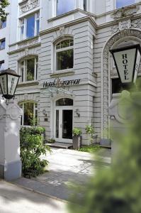 um edifício com uma placa que lê o meridiano do hotel em Hotel Miramar em Hamburgo