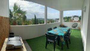 Cette chambre dispose d'un balcon avec une table et des chaises. dans l'établissement Bayonne Appartement terrasse 4 km plage, à Bayonne