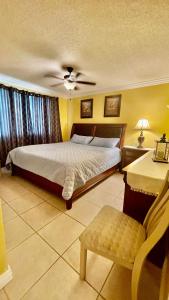 a bedroom with a bed and a ceiling fan at lovely 2BED 2BA vacation rental near the Beach in Pompano Beach