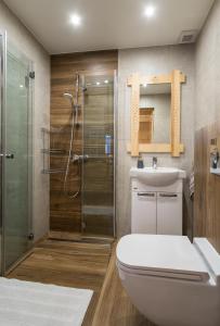 łazienka z prysznicem, toaletą i umywalką w obiekcie Bajkowa Osada Murzasichle domek z jacuzzi w Murzasichlu +34 zdjęcia