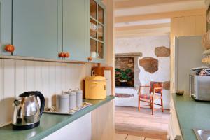 Kjøkken eller kjøkkenkrok på Finest Retreats - Farm Cottage