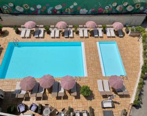 an overhead view of a pool with chairs and umbrellas at Green Park Hotel in Peschiera del Garda