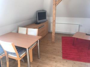 una habitación con mesa y TV en un tocador en Villa Am Honigbach, en Coesfeld